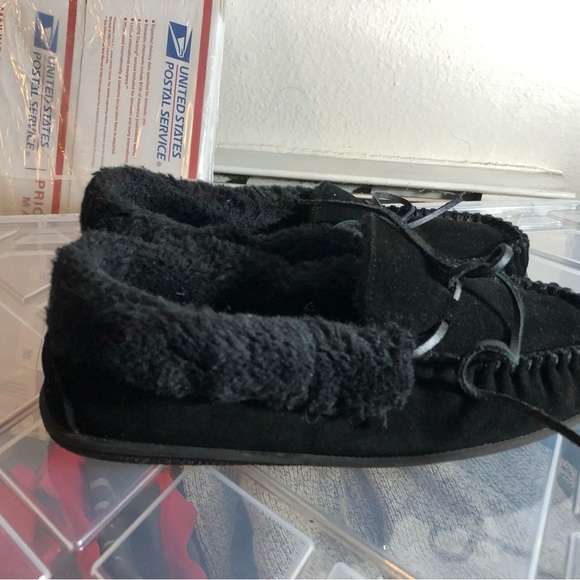 Minnetonka 40650 Women’s Black Suede Sheep Lined Slip On Slippers 9M - Picture 4 of 11